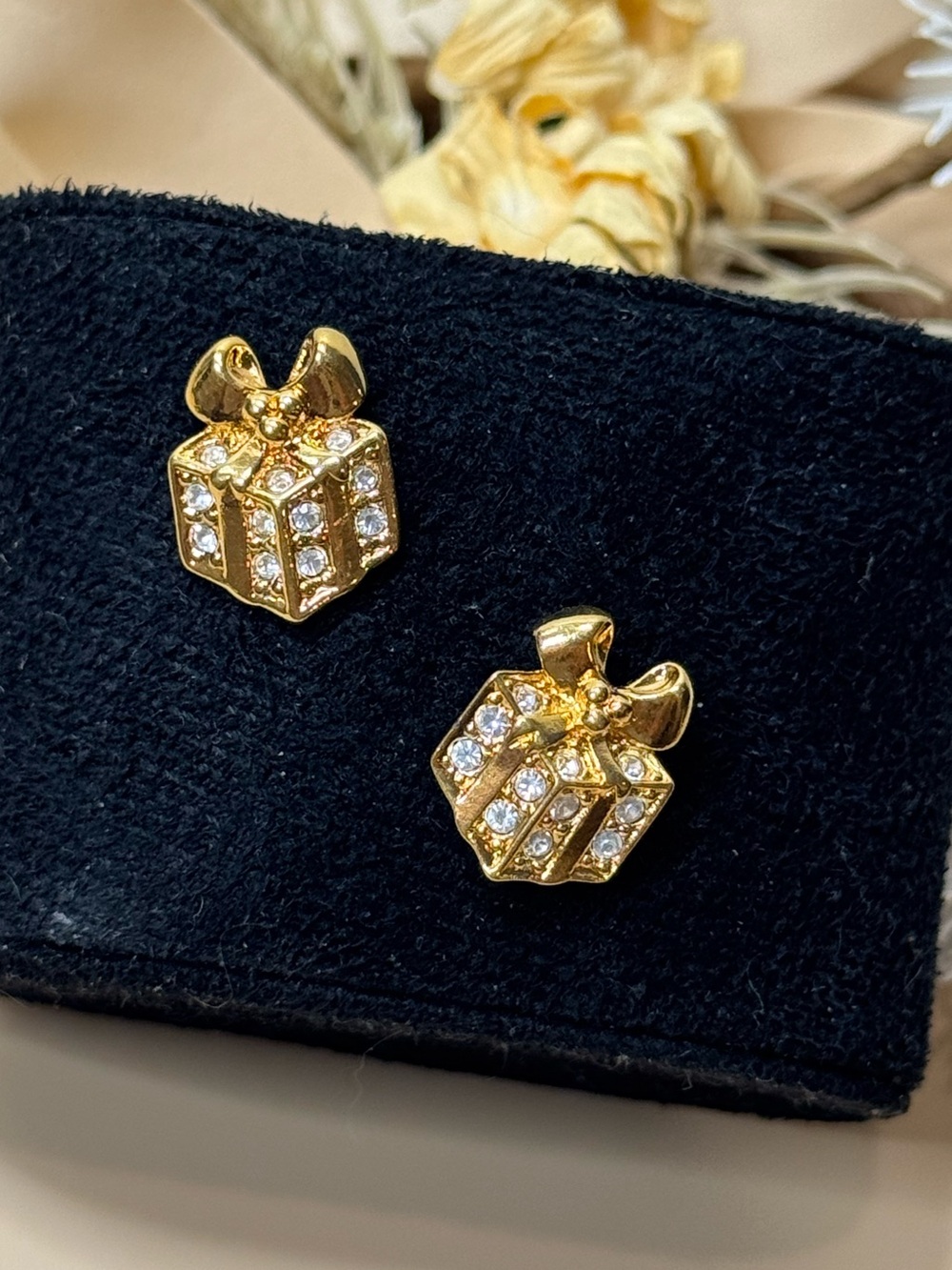 Vintage Avon Gold Tone Rhinestone Christmas Present Gift Box Stud Earrings